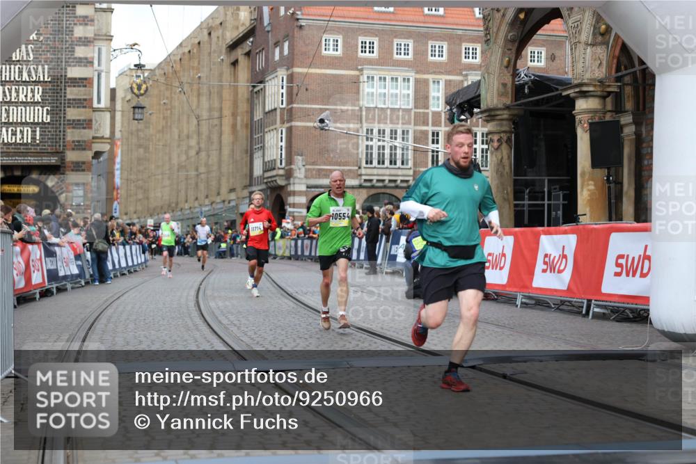 05.10.2025 - 20. swb-Marathon Bremen Yannick Fuchs http://msf.ph/oto/9250966 05.10.2025 10:44:45 Ziel 9897, 10554, 11666, 11714 meine-sportfotos.de