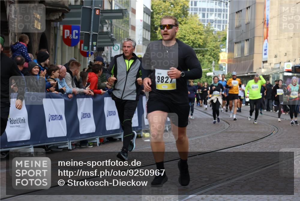 05.10.2025 - 20. swb-Marathon Bremen Strokosch-Dieckow http://msf.ph/oto/9250967 05.10.2025 11:00:47 Ziel 9327, 9389, 9827, 10182, 10571, 10690, 10872, 10901, 11155 meine-sportfotos.de