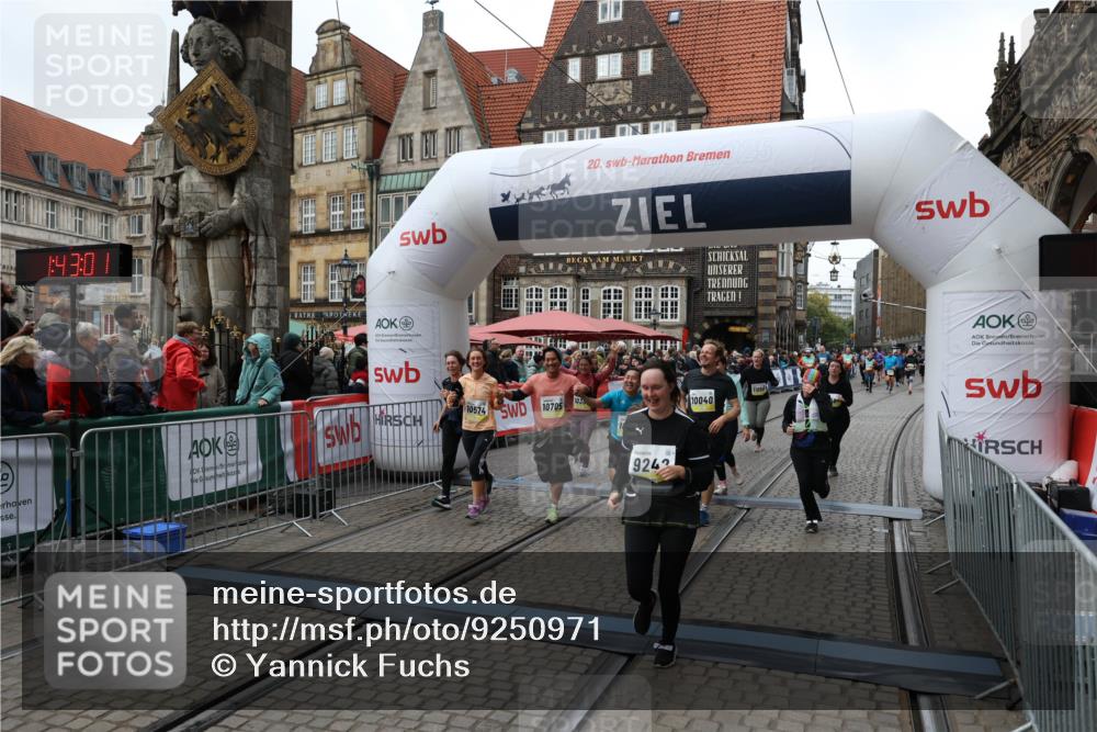 05.10.2025 - 20. swb-Marathon Bremen Yannick Fuchs http://msf.ph/oto/9250971 05.10.2025 11:13:50 Ziel 9242, 9899, 10040, 10364, 10433, 10574, 10705, 10707, 10957, 11060, 11068, 11264, 11385 meine-sportfotos.de