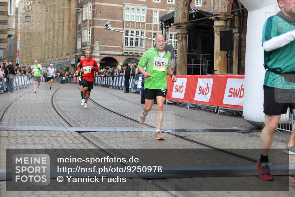 05.10.2025 - 20. swb-Marathon Bremen Yannick Fuchs http://msf.ph/oto/9250978 05.10.2025 10:44:46 Ziel 9897, 10092, 10554, 11666, 11714 meine-sportfotos.de