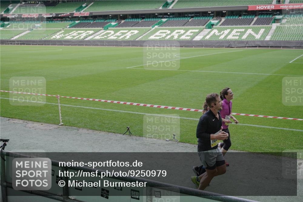 05.10.2025 - 20. swb-Marathon Bremen Michael Burmester http://msf.ph/oto/9250979 05.10.2025 10:40:43 Laufen im Stadion 7706, 7799, 8111, 9001, 9178, 9191, 9205, 9241, 9245, 9275, 9306, 9308, 9321, 9334, 9353, 9355, 9387, 9423, 9438, 9440, 9446, 9466, 9483, 9491, 9530, 9537, 9552, 9571, 9605, 9615, 9617, 9619, 9623, 9690, 9702, 9712, 9721, 9764, 9804, 9853, 9866, 9877, 9892, 9931, 9942, 10001, 10037, 10058, 10081, 10100, 10101, 10135, 10160, 10168, 10193, 10243, 10343, 10419, 10542, 10550, 10563, 10580, 10674, 10699, 10737, 11090, 11270, 7779, 9220, 9286, 9554, 9571, 9661, 9662, 9931 meine-sportfotos.de