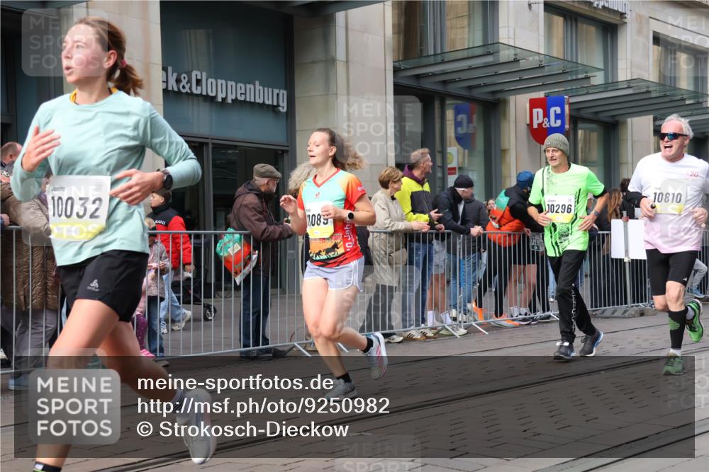 05.10.2025 - 20. swb-Marathon Bremen Strokosch-Dieckow http://msf.ph/oto/9250982 05.10.2025 10:54:13 Ziel 9282, 9295, 9367, 9392, 9407, 9591, 9633, 10007, 10032, 10097, 10174, 10178, 10296, 10768, 10810, 10915, 11040, 11045, 11089, 11271, 11321, 11694, 9282, 9295, 9367, 9392, 9407, 9591, 9633, 10007, 10032, 10097, 10174, 10178, 10296, 10768, 10810, 10915, 11040, 11045, 11089, 11271, 11321, 11694 meine-sportfotos.de