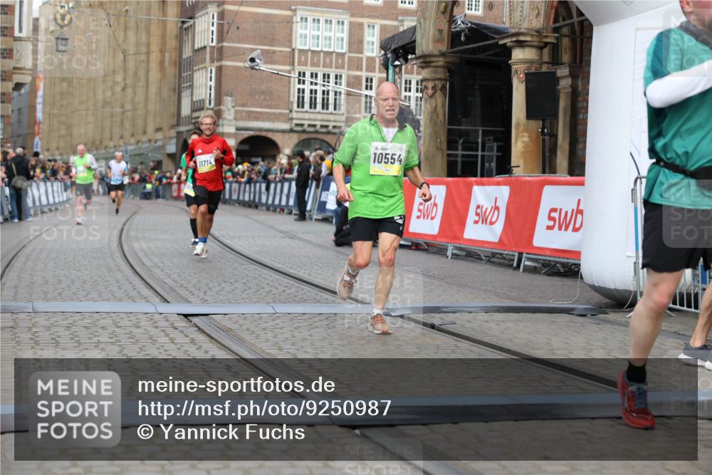 05.10.2025 - 20. swb-Marathon Bremen Yannick Fuchs http://msf.ph/oto/9250987 05.10.2025 10:44:46 Ziel 9897, 10092, 10554, 11666, 11714 meine-sportfotos.de