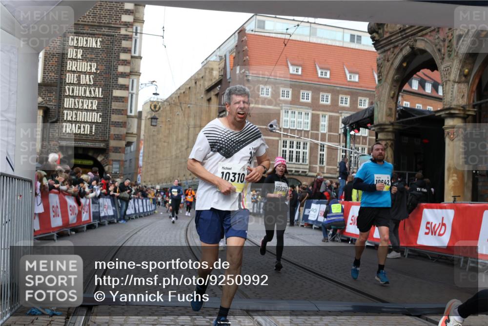 05.10.2025 - 20. swb-Marathon Bremen Yannick Fuchs http://msf.ph/oto/9250992 05.10.2025 10:53:44 Ziel 9238, 9461, 9464, 9569, 10310, 10642, 10925, 11046, 11246 meine-sportfotos.de