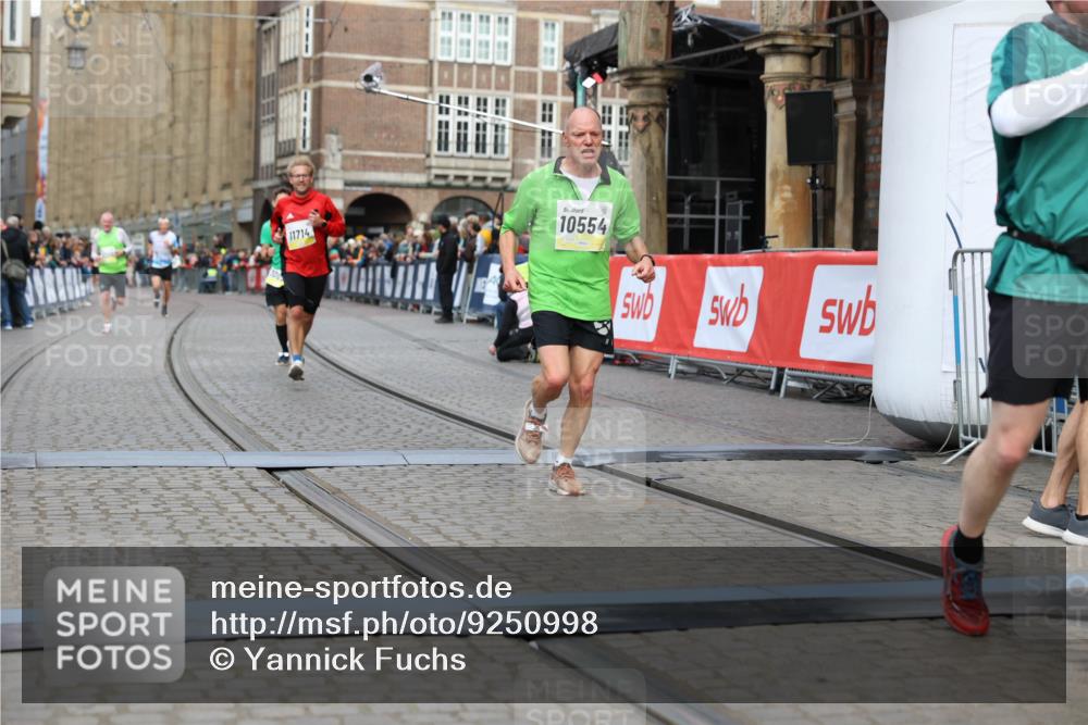 05.10.2025 - 20. swb-Marathon Bremen Yannick Fuchs http://msf.ph/oto/9250998 05.10.2025 10:44:46 Ziel 9897, 10092, 10554, 11666, 11714 meine-sportfotos.de