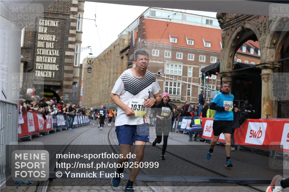 05.10.2025 - 20. swb-Marathon Bremen Yannick Fuchs http://msf.ph/oto/9250999 05.10.2025 10:53:44 Ziel 9238, 9461, 9464, 9569, 10310, 10642, 10925, 11046, 11246 meine-sportfotos.de