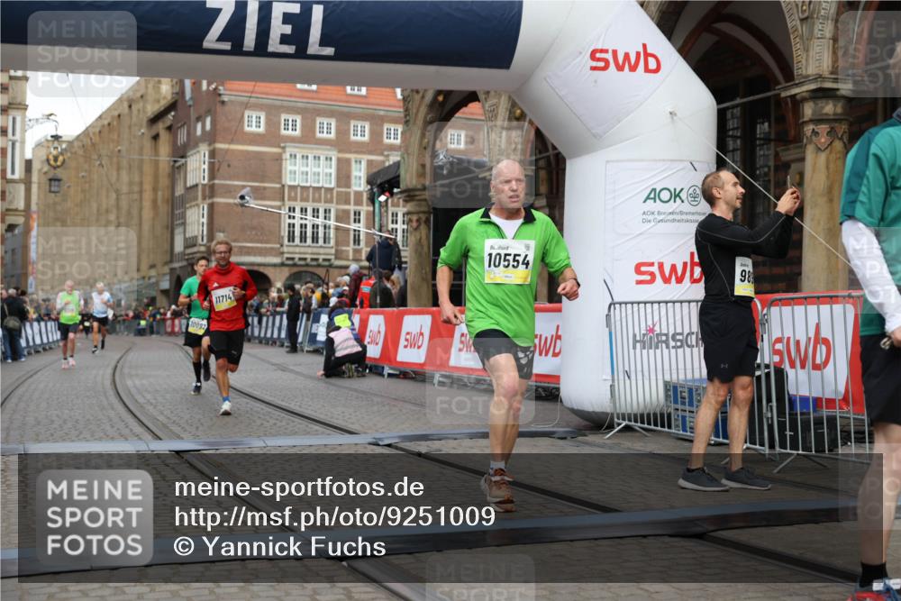05.10.2025 - 20. swb-Marathon Bremen Yannick Fuchs http://msf.ph/oto/9251009 05.10.2025 10:44:47 Ziel 9897, 10092, 10554, 11666, 11714 meine-sportfotos.de