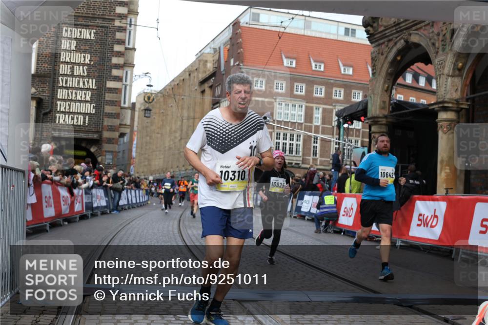 05.10.2025 - 20. swb-Marathon Bremen Yannick Fuchs http://msf.ph/oto/9251011 05.10.2025 10:53:44 Ziel 9238, 9461, 9464, 9569, 10310, 10642, 10925, 11046, 11246 meine-sportfotos.de