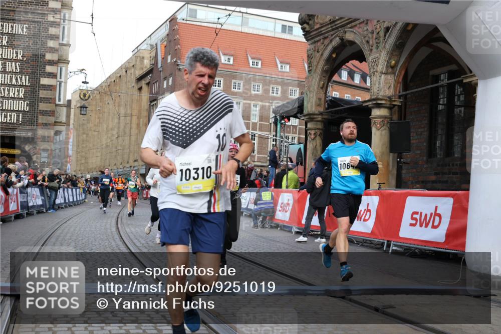 05.10.2025 - 20. swb-Marathon Bremen Yannick Fuchs http://msf.ph/oto/9251019 05.10.2025 10:53:45 Ziel 9238, 9461, 9464, 9569, 10310, 10642, 10925, 11046, 11246 meine-sportfotos.de