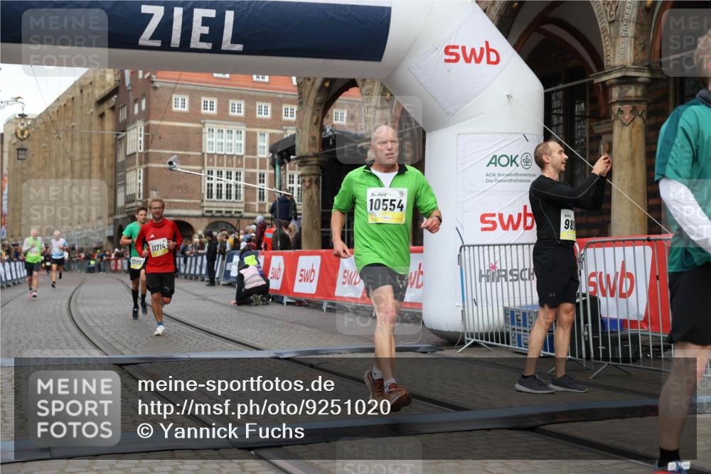 05.10.2025 - 20. swb-Marathon Bremen Yannick Fuchs http://msf.ph/oto/9251020 05.10.2025 10:44:47 Ziel 9897, 10092, 10554, 11666, 11714 meine-sportfotos.de