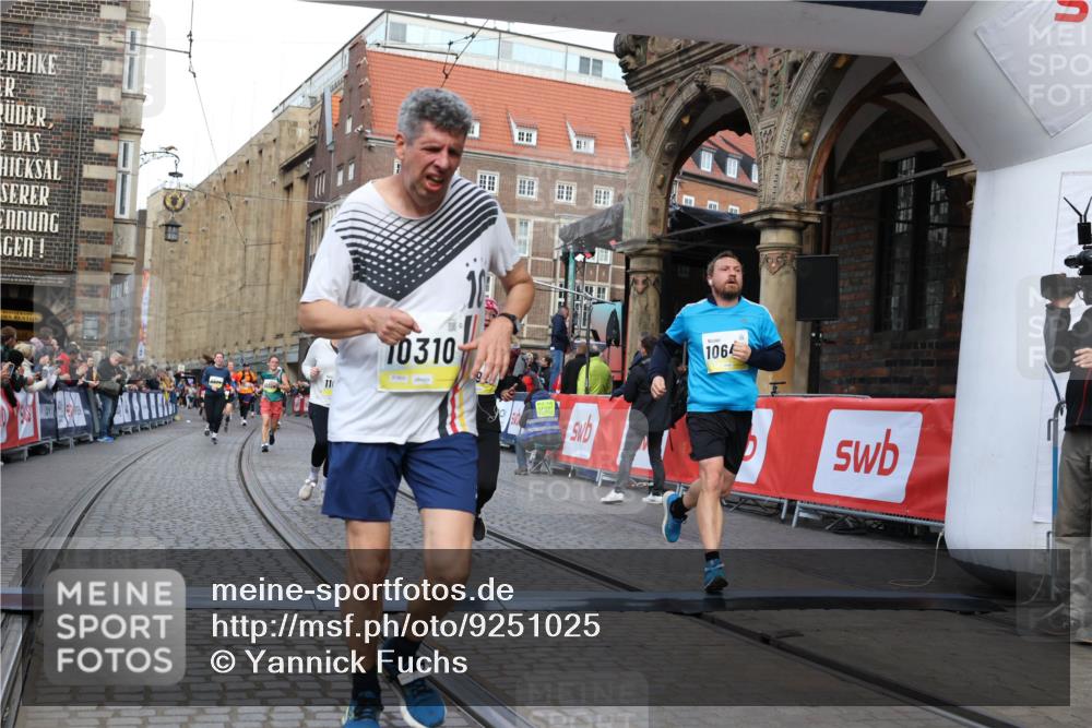 05.10.2025 - 20. swb-Marathon Bremen Yannick Fuchs http://msf.ph/oto/9251025 05.10.2025 10:53:45 Ziel 9238, 9461, 9464, 9569, 10310, 10642, 10925, 11046, 11246 meine-sportfotos.de