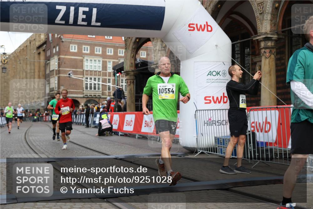 05.10.2025 - 20. swb-Marathon Bremen Yannick Fuchs http://msf.ph/oto/9251028 05.10.2025 10:44:47 Ziel 9897, 10092, 10554, 11666, 11714 meine-sportfotos.de