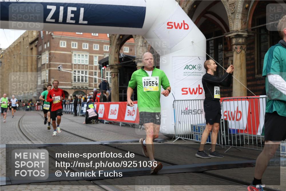 05.10.2025 - 20. swb-Marathon Bremen Yannick Fuchs http://msf.ph/oto/9251036 05.10.2025 10:44:47 Ziel 9897, 10092, 10554, 11666, 11714 meine-sportfotos.de