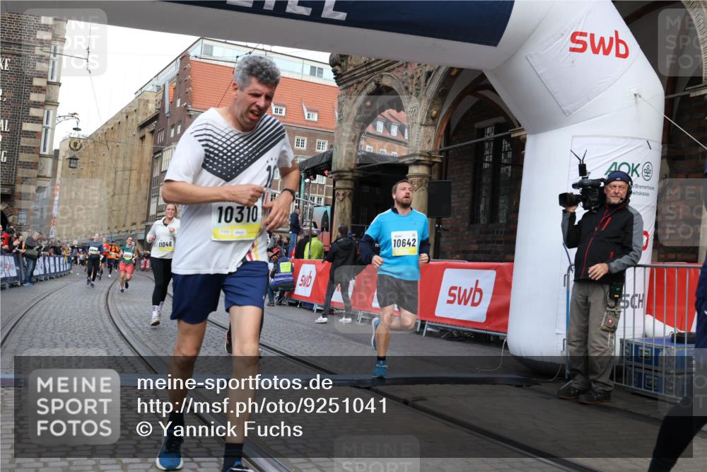 05.10.2025 - 20. swb-Marathon Bremen Yannick Fuchs http://msf.ph/oto/9251041 05.10.2025 10:53:45 Ziel 9238, 9461, 9464, 9569, 10310, 10642, 10925, 11046, 11246 meine-sportfotos.de