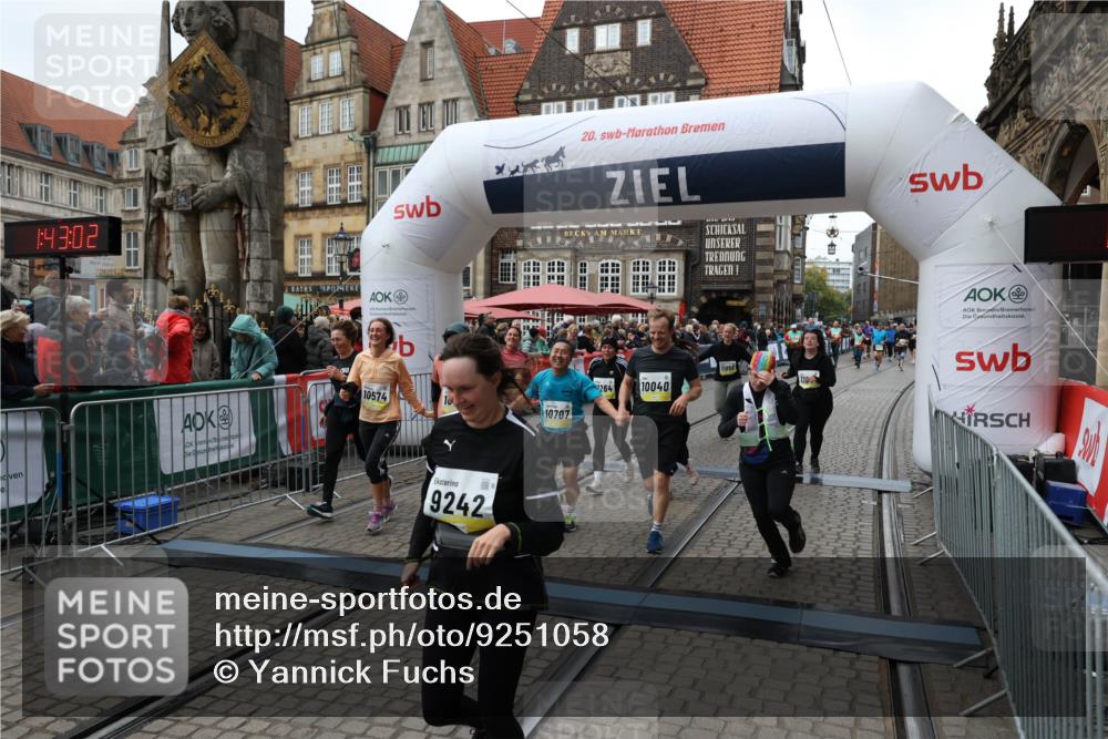 05.10.2025 - 20. swb-Marathon Bremen Yannick Fuchs http://msf.ph/oto/9251058 05.10.2025 11:13:51 Ziel 9242, 9899, 10040, 10364, 10433, 10574, 10705, 10707, 10957, 11060, 11068, 11264, 11385 meine-sportfotos.de