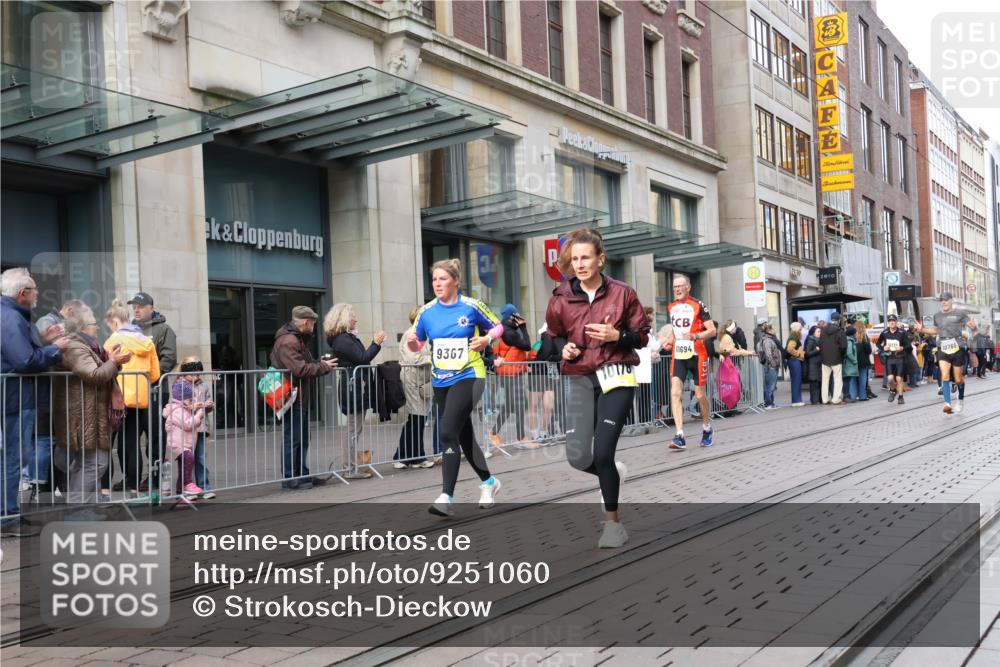 05.10.2025 - 20. swb-Marathon Bremen Strokosch-Dieckow http://msf.ph/oto/9251060 05.10.2025 10:54:15 Ziel 8326, 9282, 9295, 9367, 9392, 9407, 9591, 9633, 9754, 9776, 10007, 10032, 10097, 10174, 10178, 10296, 10768, 10810, 11040, 11045, 11089, 11271, 11321, 11694, 8326, 9282, 9295, 9367, 9392, 9407, 9591, 9633, 9754, 9776, 10007, 10032, 10097, 10174, 10178, 10296, 10768, 10810, 11040, 11045, 11089, 11271, 11321, 11694 meine-sportfotos.de