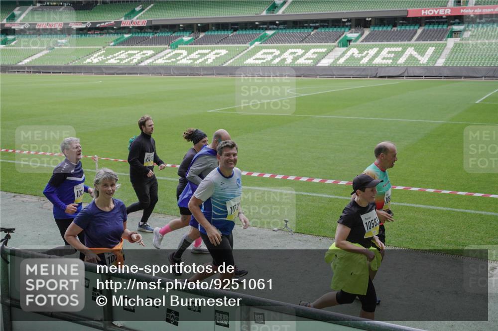 05.10.2025 - 20. swb-Marathon Bremen Michael Burmester http://msf.ph/oto/9251061 05.10.2025 10:40:45 Laufen im Stadion 7706, 7799, 8111, 9001, 9178, 9191, 9205, 9245, 9275, 9306, 9308, 9321, 9334, 9353, 9355, 9387, 9423, 9438, 9440, 9446, 9466, 9483, 9491, 9530, 9537, 9552, 9605, 9615, 9617, 9619, 9623, 9690, 9702, 9712, 9721, 9764, 9804, 9853, 9866, 9877, 9892, 9942, 10001, 10037, 10058, 10081, 10100, 10101, 10135, 10160, 10168, 10193, 10243, 10343, 10419, 10542, 10550, 10563, 10580, 10674, 10699, 10737, 11090, 11270, 7779, 9220, 9241, 9286, 9554, 9571, 9619, 9661, 9662, 9931 meine-sportfotos.de