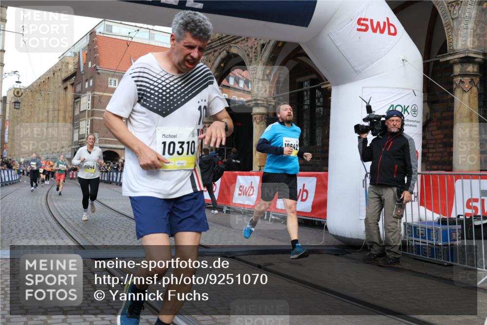 05.10.2025 - 20. swb-Marathon Bremen Yannick Fuchs http://msf.ph/oto/9251070 05.10.2025 10:53:45 Ziel 9238, 9461, 9464, 9569, 10310, 10642, 10925, 11046, 11246 meine-sportfotos.de