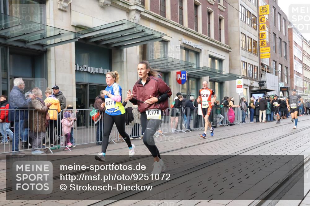 05.10.2025 - 20. swb-Marathon Bremen Strokosch-Dieckow http://msf.ph/oto/9251072 05.10.2025 10:54:16 Ziel 8326, 9282, 9295, 9367, 9392, 9407, 9591, 9633, 9754, 9776, 10007, 10032, 10097, 10174, 10178, 10296, 10768, 10810, 11045, 11089, 11271, 11276, 11321, 11694, 8326, 9282, 9295, 9367, 9392, 9407, 9591, 9633, 9754, 9776, 10007, 10032, 10097, 10174, 10178, 10296, 10768, 10810, 11045, 11089, 11271, 11276, 11321, 11694 meine-sportfotos.de