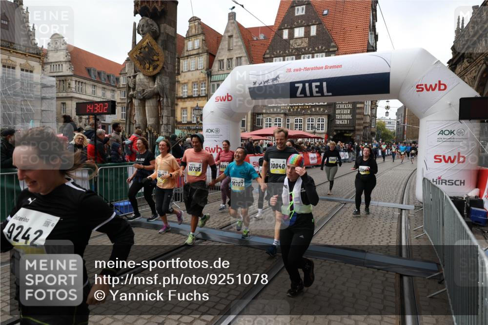 05.10.2025 - 20. swb-Marathon Bremen Yannick Fuchs http://msf.ph/oto/9251078 05.10.2025 11:13:52 Ziel 9242, 9899, 10040, 10364, 10574, 10705, 10707, 10957, 11060, 11068, 11264, 11385 meine-sportfotos.de