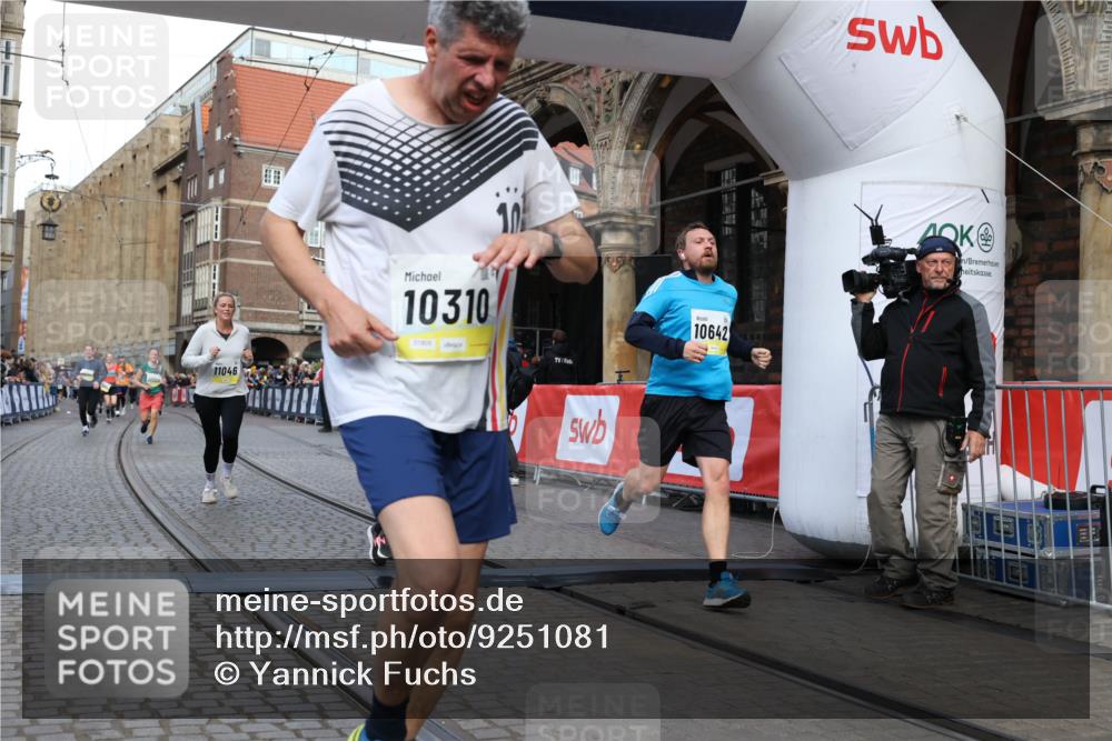 05.10.2025 - 20. swb-Marathon Bremen Yannick Fuchs http://msf.ph/oto/9251081 05.10.2025 10:53:45 Ziel 9238, 9461, 9464, 9569, 10310, 10642, 10925, 11046, 11246 meine-sportfotos.de