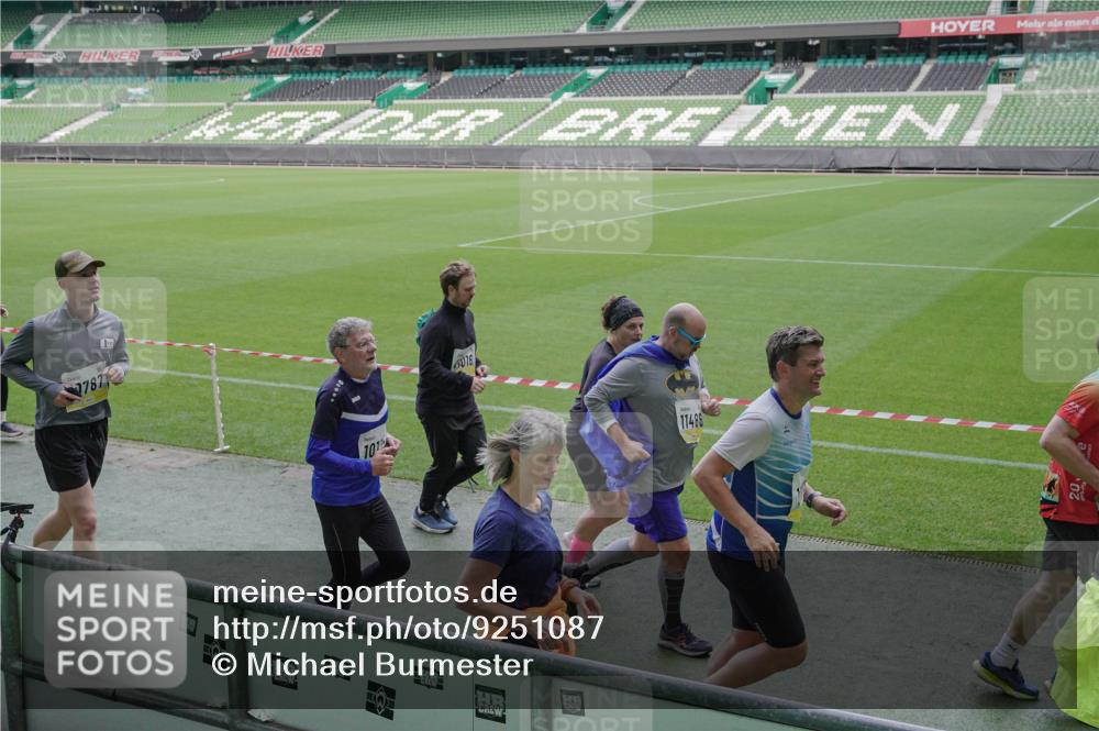 05.10.2025 - 20. swb-Marathon Bremen Michael Burmester http://msf.ph/oto/9251087 05.10.2025 10:40:46 Laufen im Stadion 7706, 7799, 8111, 9001, 9178, 9191, 9205, 9245, 9275, 9306, 9308, 9321, 9334, 9353, 9355, 9387, 9423, 9438, 9440, 9446, 9466, 9483, 9491, 9530, 9537, 9552, 9605, 9615, 9617, 9623, 9685, 9690, 9702, 9712, 9721, 9764, 9804, 9853, 9866, 9877, 9892, 9942, 10001, 10037, 10058, 10081, 10100, 10101, 10135, 10160, 10168, 10193, 10243, 10343, 10419, 10542, 10550, 10563, 10580, 10674, 10699, 10737, 11090, 11270, 9220, 9241, 9286, 9554, 9571, 9619, 9661, 9662, 9931 meine-sportfotos.de
