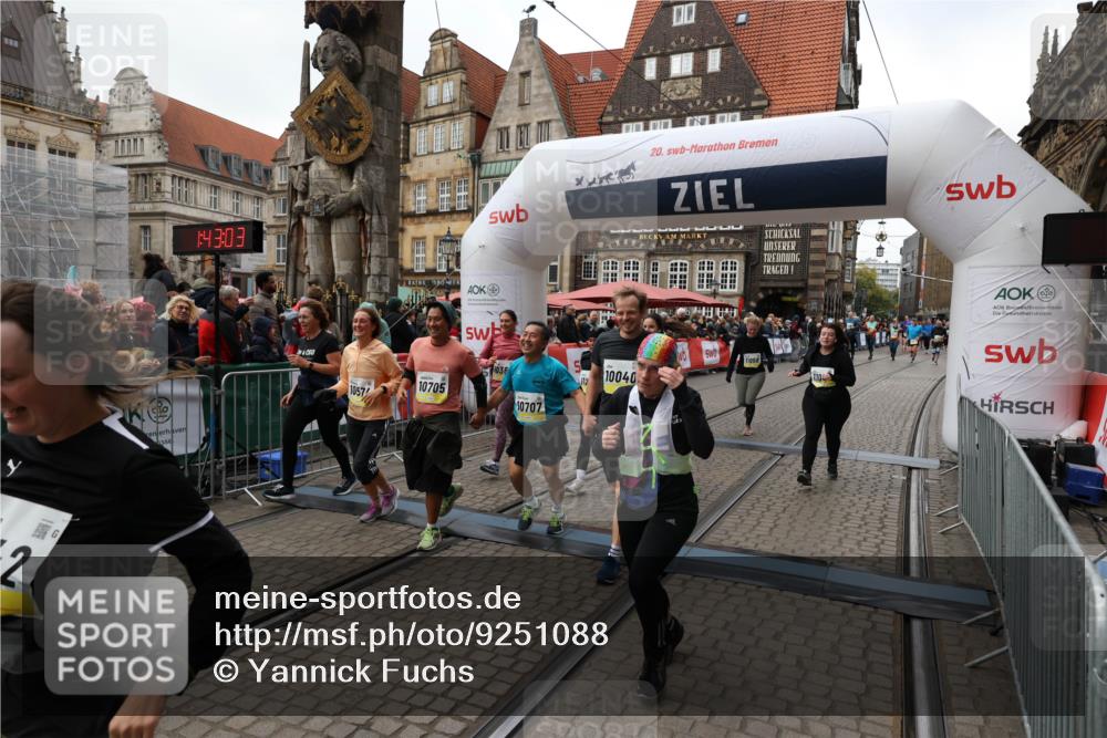 05.10.2025 - 20. swb-Marathon Bremen Yannick Fuchs http://msf.ph/oto/9251088 05.10.2025 11:13:52 Ziel 9242, 9899, 10040, 10364, 10574, 10705, 10707, 10957, 11060, 11068, 11264, 11385 meine-sportfotos.de