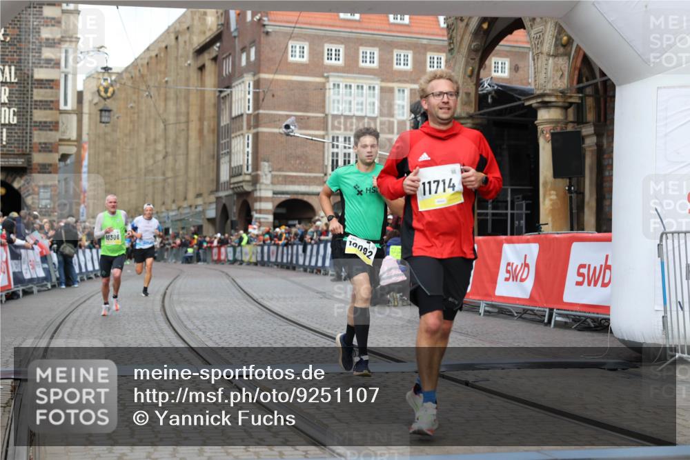 05.10.2025 - 20. swb-Marathon Bremen Yannick Fuchs http://msf.ph/oto/9251107 05.10.2025 10:44:49 Ziel 9897, 10092, 10306, 10554, 11666, 11714 meine-sportfotos.de
