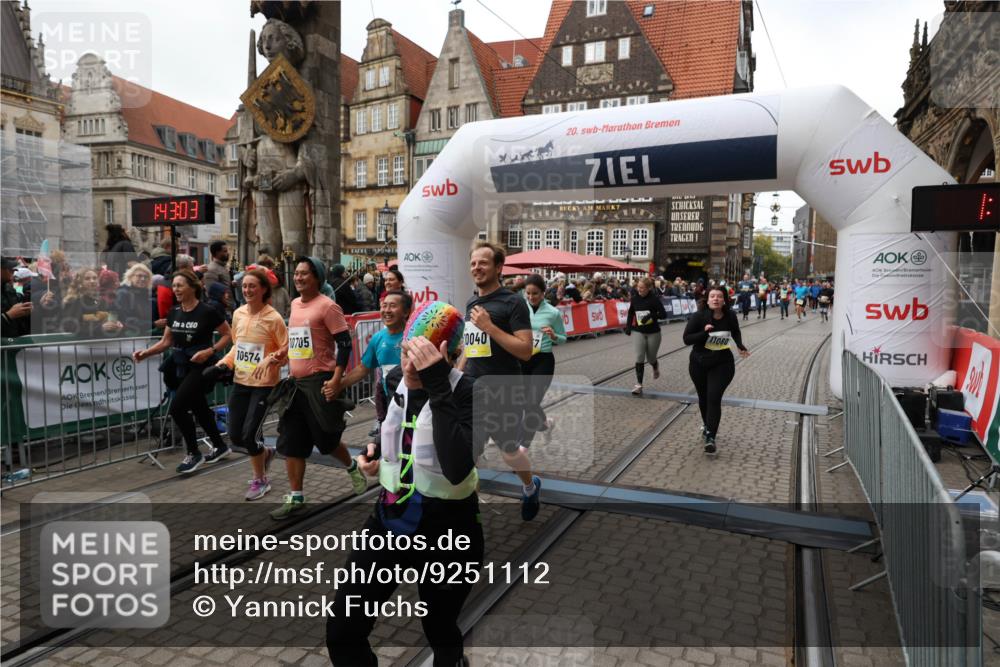 05.10.2025 - 20. swb-Marathon Bremen Yannick Fuchs http://msf.ph/oto/9251112 05.10.2025 11:13:52 Ziel 9242, 9899, 10040, 10364, 10574, 10705, 10707, 10957, 11060, 11068, 11264, 11385 meine-sportfotos.de