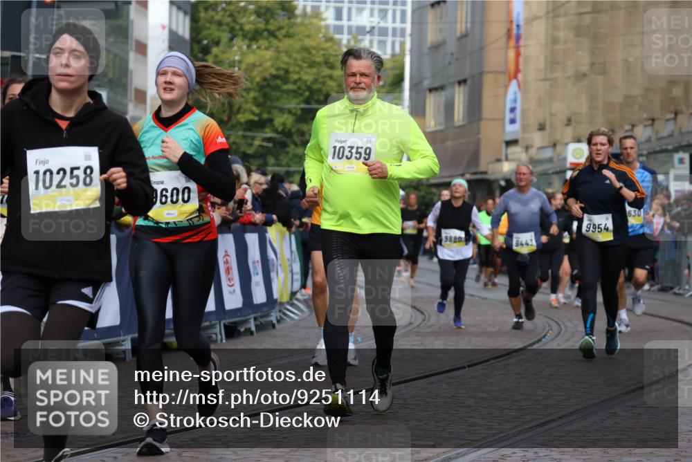 05.10.2025 - 20. swb-Marathon Bremen Strokosch-Dieckow http://msf.ph/oto/9251114 05.10.2025 11:00:57 Ziel 9208, 9305, 9600, 9954, 10228, 10258, 10359, 11053 meine-sportfotos.de