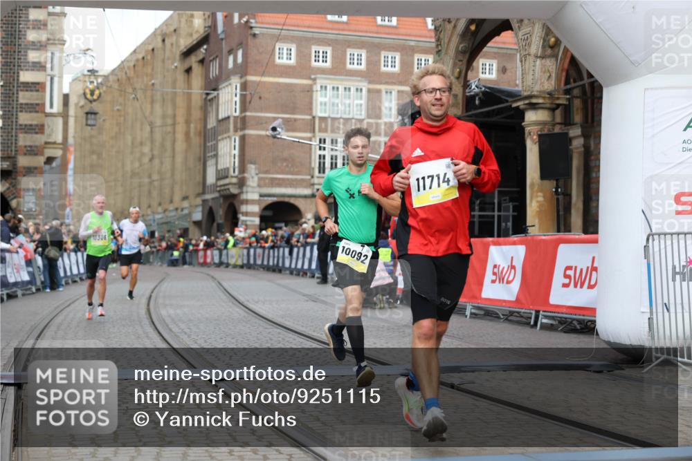 05.10.2025 - 20. swb-Marathon Bremen Yannick Fuchs http://msf.ph/oto/9251115 05.10.2025 10:44:49 Ziel 9897, 10092, 10306, 10554, 11666, 11714 meine-sportfotos.de