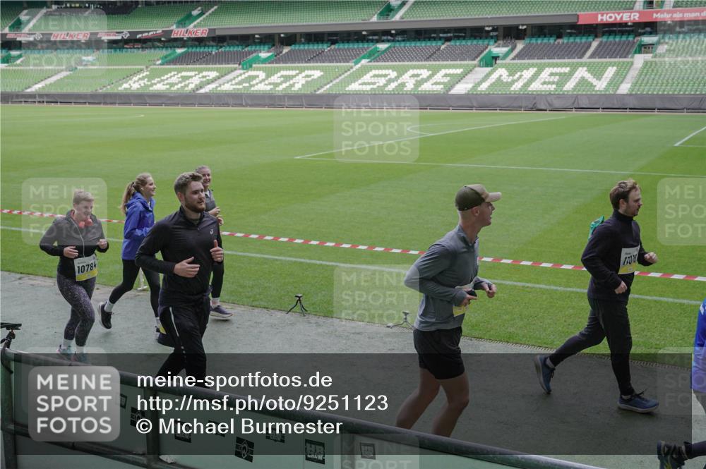 05.10.2025 - 20. swb-Marathon Bremen Michael Burmester http://msf.ph/oto/9251123 05.10.2025 10:40:47 Laufen im Stadion 7706, 7799, 8111, 9001, 9178, 9191, 9205, 9217, 9245, 9275, 9306, 9308, 9321, 9334, 9353, 9355, 9387, 9423, 9438, 9440, 9446, 9466, 9483, 9491, 9530, 9537, 9552, 9589, 9605, 9615, 9617, 9623, 9685, 9690, 9702, 9712, 9721, 9764, 9804, 9853, 9866, 9877, 9892, 9942, 10001, 10037, 10058, 10081, 10100, 10101, 10135, 10160, 10168, 10193, 10243, 10343, 10419, 10542, 10550, 10563, 10580, 10674, 10699, 10737, 11090, 11270, 9220, 9241, 9286, 9554, 9571, 9619, 9661, 9662, 9931 meine-sportfotos.de