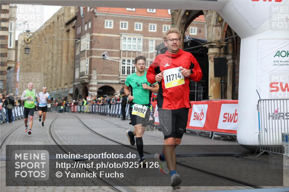 05.10.2025 - 20. swb-Marathon Bremen Yannick Fuchs http://msf.ph/oto/9251126 05.10.2025 10:44:49 Ziel 9897, 10092, 10306, 10554, 11666, 11714 meine-sportfotos.de