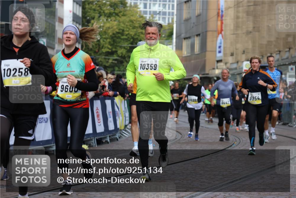 05.10.2025 - 20. swb-Marathon Bremen Strokosch-Dieckow http://msf.ph/oto/9251134 05.10.2025 11:00:57 Ziel 9208, 9305, 9600, 9954, 10228, 10258, 10359, 11053 meine-sportfotos.de