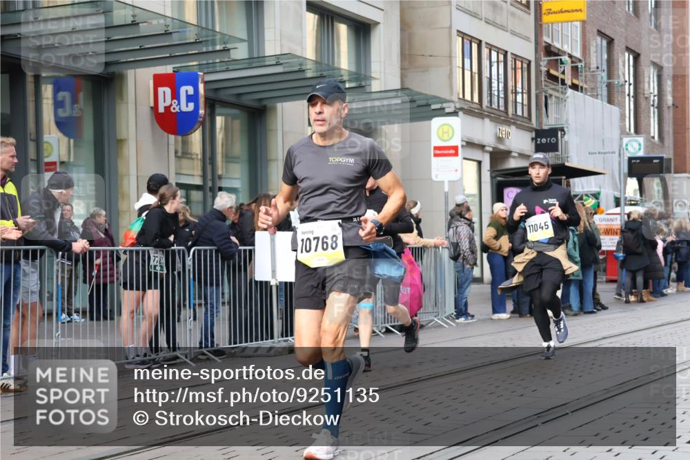 05.10.2025 - 20. swb-Marathon Bremen Strokosch-Dieckow http://msf.ph/oto/9251135 05.10.2025 10:54:19 Ziel 8326, 9282, 9295, 9367, 9392, 9436, 9560, 9591, 9633, 9754, 9776, 10007, 10024, 10032, 10097, 10174, 10178, 10232, 10233, 10296, 10487, 10768, 10770, 10810, 11045, 11089, 11163, 11276, 11321, 11694, 8326, 9282, 9295, 9367, 9392, 9436, 9560, 9591, 9633, 9754, 9776, 10007, 10024, 10032, 10097, 10174, 10178, 10232, 10233, 10296, 10487, 10768, 10770, 10810, 11045, 11089, 11163, 11276, 11321, 11694 meine-sportfotos.de
