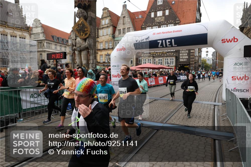 05.10.2025 - 20. swb-Marathon Bremen Yannick Fuchs http://msf.ph/oto/9251141 05.10.2025 11:13:52 Ziel 9242, 9899, 10040, 10364, 10574, 10705, 10707, 10957, 11060, 11068, 11264, 11385 meine-sportfotos.de
