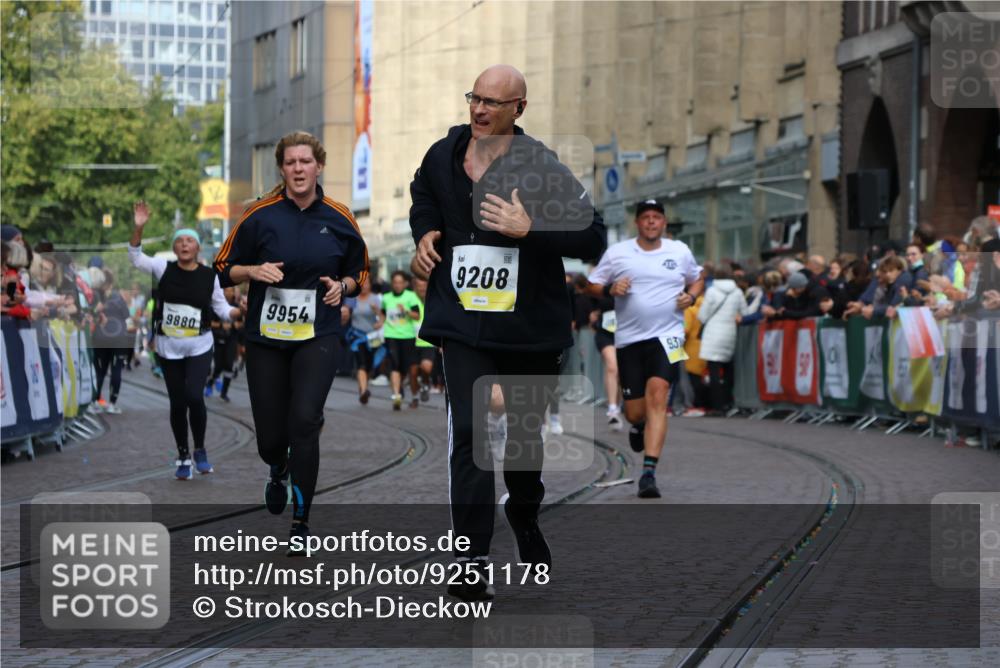05.10.2025 - 20. swb-Marathon Bremen Strokosch-Dieckow http://msf.ph/oto/9251178 05.10.2025 11:01:00 Ziel 9208, 9305, 9600, 9954, 10228, 10258, 10359, 10477, 10630, 11053, 11719 meine-sportfotos.de