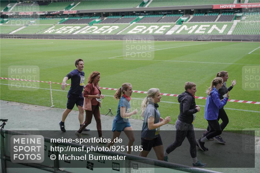 05.10.2025 - 20. swb-Marathon Bremen Michael Burmester http://msf.ph/oto/9251185 05.10.2025 10:40:49 Laufen im Stadion 7706, 7799, 8111, 9001, 9178, 9191, 9205, 9217, 9245, 9275, 9306, 9308, 9321, 9334, 9353, 9355, 9387, 9423, 9438, 9440, 9446, 9466, 9483, 9491, 9530, 9537, 9552, 9589, 9605, 9615, 9617, 9623, 9685, 9690, 9702, 9712, 9721, 9764, 9804, 9853, 9866, 9877, 9892, 9942, 10001, 10037, 10058, 10081, 10100, 10101, 10135, 10160, 10168, 10193, 10235, 10243, 10343, 10419, 10550, 10563, 10580, 10674, 10699, 10737, 11090, 11270, 9220, 9241, 9286, 9554, 9571, 9619, 9662, 9931 meine-sportfotos.de