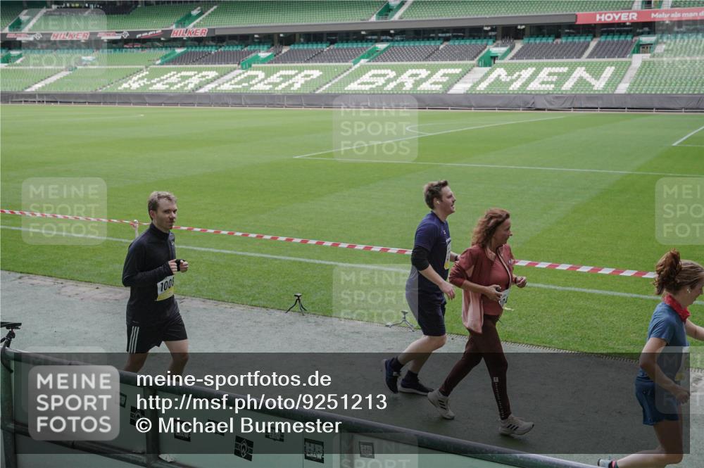 05.10.2025 - 20. swb-Marathon Bremen Michael Burmester http://msf.ph/oto/9251213 05.10.2025 10:40:50 Laufen im Stadion 7706, 7799, 8111, 9001, 9178, 9191, 9205, 9217, 9245, 9306, 9308, 9321, 9334, 9353, 9355, 9387, 9423, 9438, 9440, 9446, 9466, 9483, 9491, 9530, 9537, 9552, 9589, 9605, 9615, 9617, 9623, 9685, 9690, 9702, 9712, 9721, 9764, 9804, 9853, 9866, 9877, 9892, 9942, 10001, 10037, 10058, 10081, 10100, 10101, 10135, 10160, 10168, 10193, 10235, 10236, 10243, 10343, 10419, 10550, 10563, 10580, 10699, 10737, 11090, 11270, 9220, 9241, 9286, 9554, 9571, 9619, 9662, 9931 meine-sportfotos.de