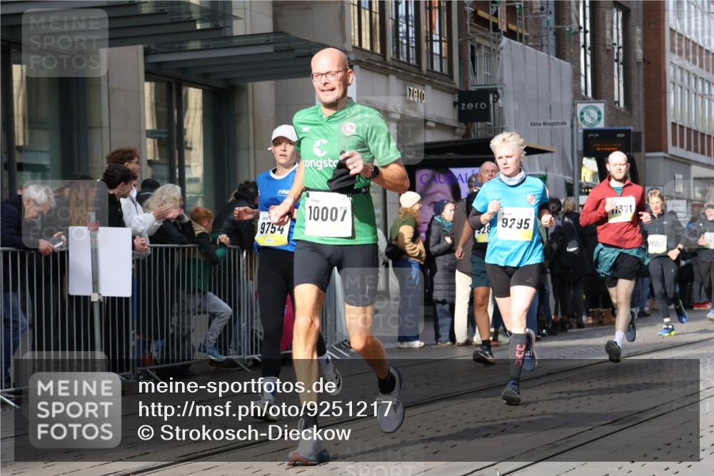 05.10.2025 - 20. swb-Marathon Bremen Strokosch-Dieckow http://msf.ph/oto/9251217 05.10.2025 10:54:25 Ziel 8326, 9282, 9295, 9367, 9427, 9436, 9560, 9570, 9591, 9754, 9776, 10007, 10024, 10174, 10178, 10231, 10232, 10233, 10296, 10487, 10609, 10768, 10770, 11045, 11089, 11163, 11276, 11321, 11373, 11470, 11694, 8326, 9282, 9295, 9367, 9427, 9436, 9560, 9570, 9591, 9754, 9776, 10007, 10024, 10174, 10178, 10231, 10232, 10233, 10296, 10487, 10609, 10768, 10770, 11045, 11089, 11163, 11276, 11321, 11373, 11470, 11694 meine-sportfotos.de