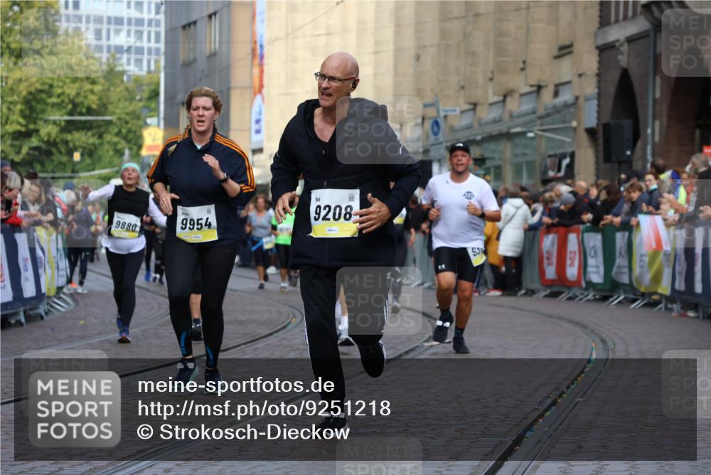 05.10.2025 - 20. swb-Marathon Bremen Strokosch-Dieckow http://msf.ph/oto/9251218 05.10.2025 11:01:00 Ziel 9208, 9305, 9600, 9954, 10228, 10258, 10359, 10477, 10630, 11053, 11719 meine-sportfotos.de