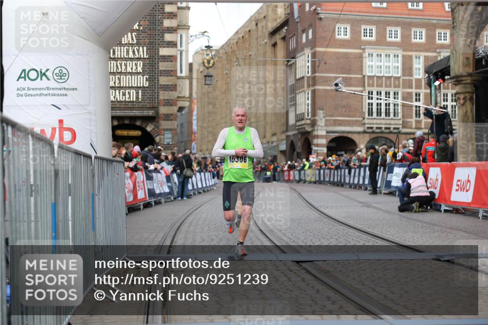 05.10.2025 - 20. swb-Marathon Bremen Yannick Fuchs http://msf.ph/oto/9251239 05.10.2025 10:44:51 Ziel 9878, 10092, 10306, 10554, 11666, 11714 meine-sportfotos.de