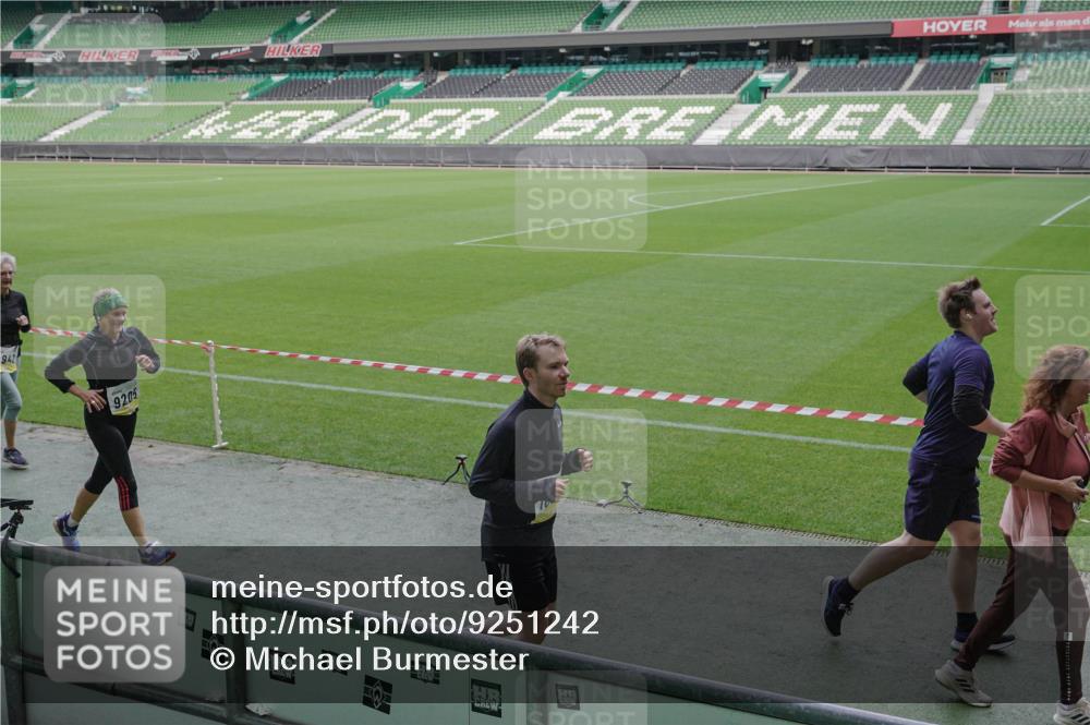 05.10.2025 - 20. swb-Marathon Bremen Michael Burmester http://msf.ph/oto/9251242 05.10.2025 10:40:51 Laufen im Stadion 7706, 7799, 8111, 9001, 9178, 9191, 9205, 9217, 9245, 9306, 9308, 9321, 9334, 9353, 9355, 9387, 9423, 9438, 9440, 9446, 9466, 9483, 9491, 9530, 9537, 9552, 9589, 9599, 9605, 9615, 9617, 9623, 9685, 9690, 9702, 9712, 9721, 9764, 9804, 9853, 9874, 9877, 9892, 9942, 10001, 10037, 10058, 10081, 10100, 10101, 10135, 10160, 10168, 10193, 10235, 10236, 10243, 10343, 10419, 10550, 10563, 10580, 10699, 10737, 11090, 11270, 7799, 9220, 9241, 9286, 9554, 9571, 9619, 9662, 9931 meine-sportfotos.de