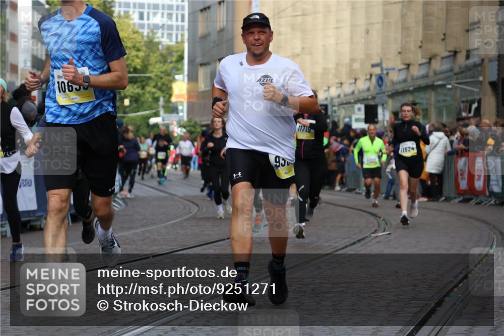 05.10.2025 - 20. swb-Marathon Bremen Strokosch-Dieckow http://msf.ph/oto/9251271 05.10.2025 11:01:03 Ziel 9208, 9305, 9443, 9880, 9954, 10228, 10359, 10477, 10630, 11053, 11524, 11719 meine-sportfotos.de