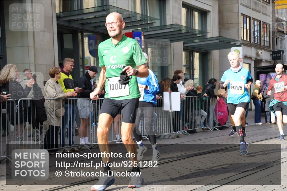 05.10.2025 - 20. swb-Marathon Bremen Strokosch-Dieckow http://msf.ph/oto/9251282 05.10.2025 10:54:26 Ziel 8326, 9282, 9295, 9367, 9427, 9436, 9560, 9570, 9591, 9754, 9776, 10007, 10024, 10174, 10231, 10232, 10233, 10296, 10487, 10609, 10768, 10770, 11163, 11276, 11320, 11321, 11373, 11470, 11694, 8326, 9282, 9295, 9367, 9427, 9436, 9560, 9570, 9591, 9754, 9776, 10007, 10024, 10174, 10231, 10232, 10233, 10296, 10487, 10609, 10768, 10770, 11163, 11276, 11320, 11321, 11373, 11470, 11694 meine-sportfotos.de