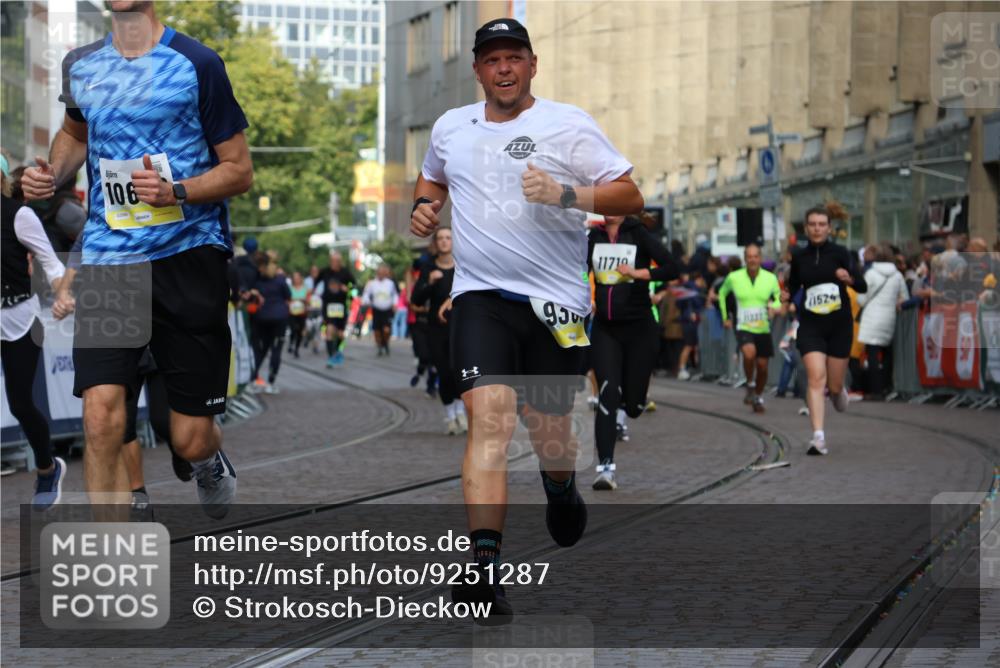 05.10.2025 - 20. swb-Marathon Bremen Strokosch-Dieckow http://msf.ph/oto/9251287 05.10.2025 11:01:03 Ziel 9208, 9305, 9443, 9880, 9954, 10228, 10359, 10477, 10630, 11053, 11524, 11719 meine-sportfotos.de