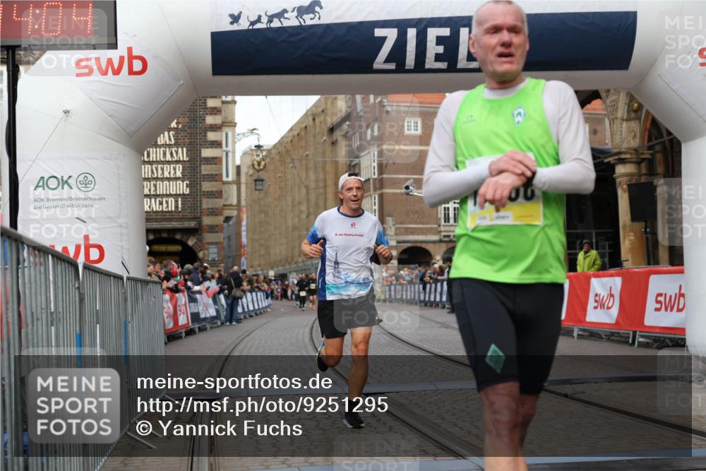 05.10.2025 - 20. swb-Marathon Bremen Yannick Fuchs http://msf.ph/oto/9251295 05.10.2025 10:44:54 Ziel 9878, 10092, 10306, 11714 meine-sportfotos.de