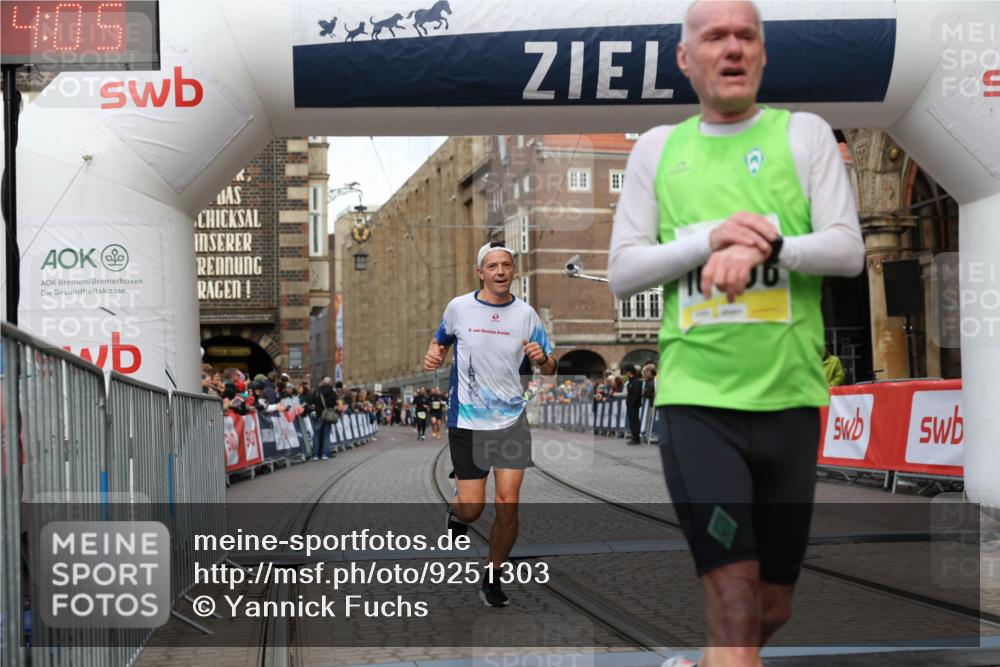 05.10.2025 - 20. swb-Marathon Bremen Yannick Fuchs http://msf.ph/oto/9251303 05.10.2025 10:44:54 Ziel 9878, 10092, 10306, 11714 meine-sportfotos.de