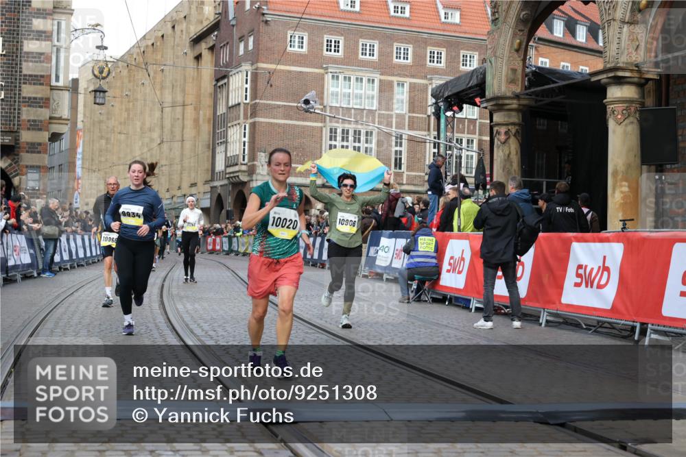 05.10.2025 - 20. swb-Marathon Bremen Yannick Fuchs http://msf.ph/oto/9251308 05.10.2025 10:53:50 Ziel 9494, 9934, 10020, 10310, 10642, 10906, 10925, 10966, 11046, 11246 meine-sportfotos.de