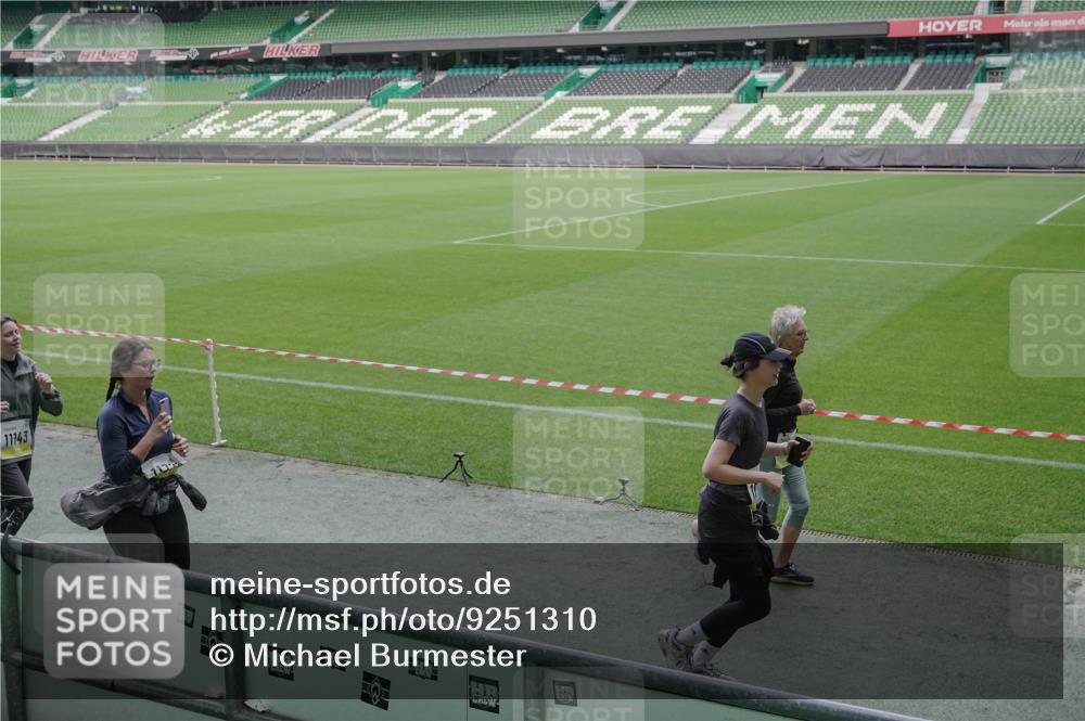05.10.2025 - 20. swb-Marathon Bremen Michael Burmester http://msf.ph/oto/9251310 05.10.2025 10:40:53 Laufen im Stadion 7706, 8111, 9001, 9178, 9191, 9205, 9217, 9245, 9306, 9308, 9321, 9334, 9353, 9355, 9387, 9423, 9438, 9440, 9446, 9466, 9483, 9491, 9530, 9537, 9552, 9589, 9599, 9605, 9617, 9623, 9685, 9690, 9702, 9712, 9721, 9757, 9764, 9774, 9804, 9853, 9874, 9877, 9892, 9942, 10001, 10037, 10058, 10081, 10100, 10101, 10135, 10160, 10168, 10193, 10235, 10236, 10243, 10343, 10419, 10458, 10550, 10563, 10580, 10585, 10632, 10737, 11090, 11270, 7799, 9220, 9241, 9554, 9571, 9619, 9931 meine-sportfotos.de